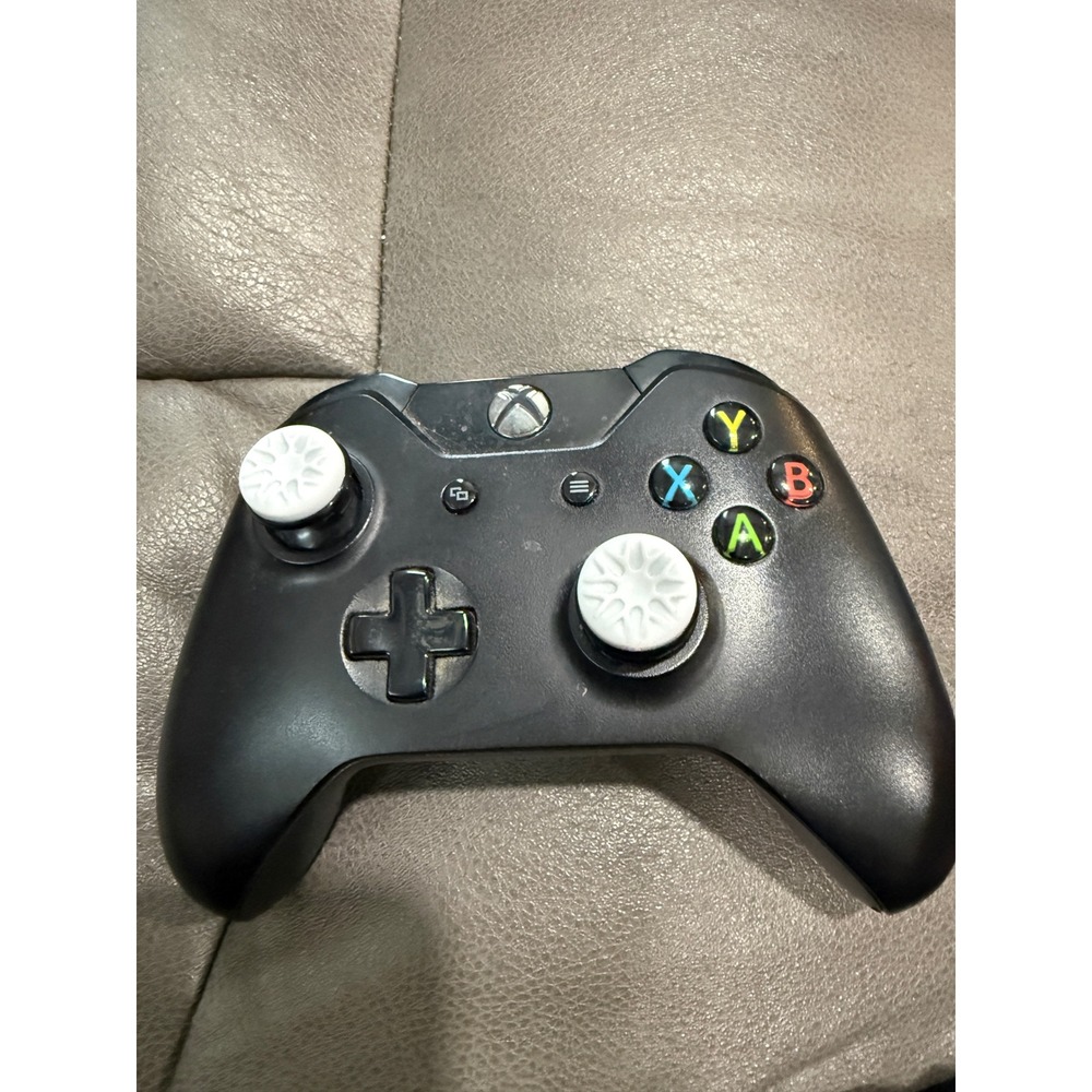 Microsoft Xbox One Wireless Controller Black with White KontrolFreek Grips
